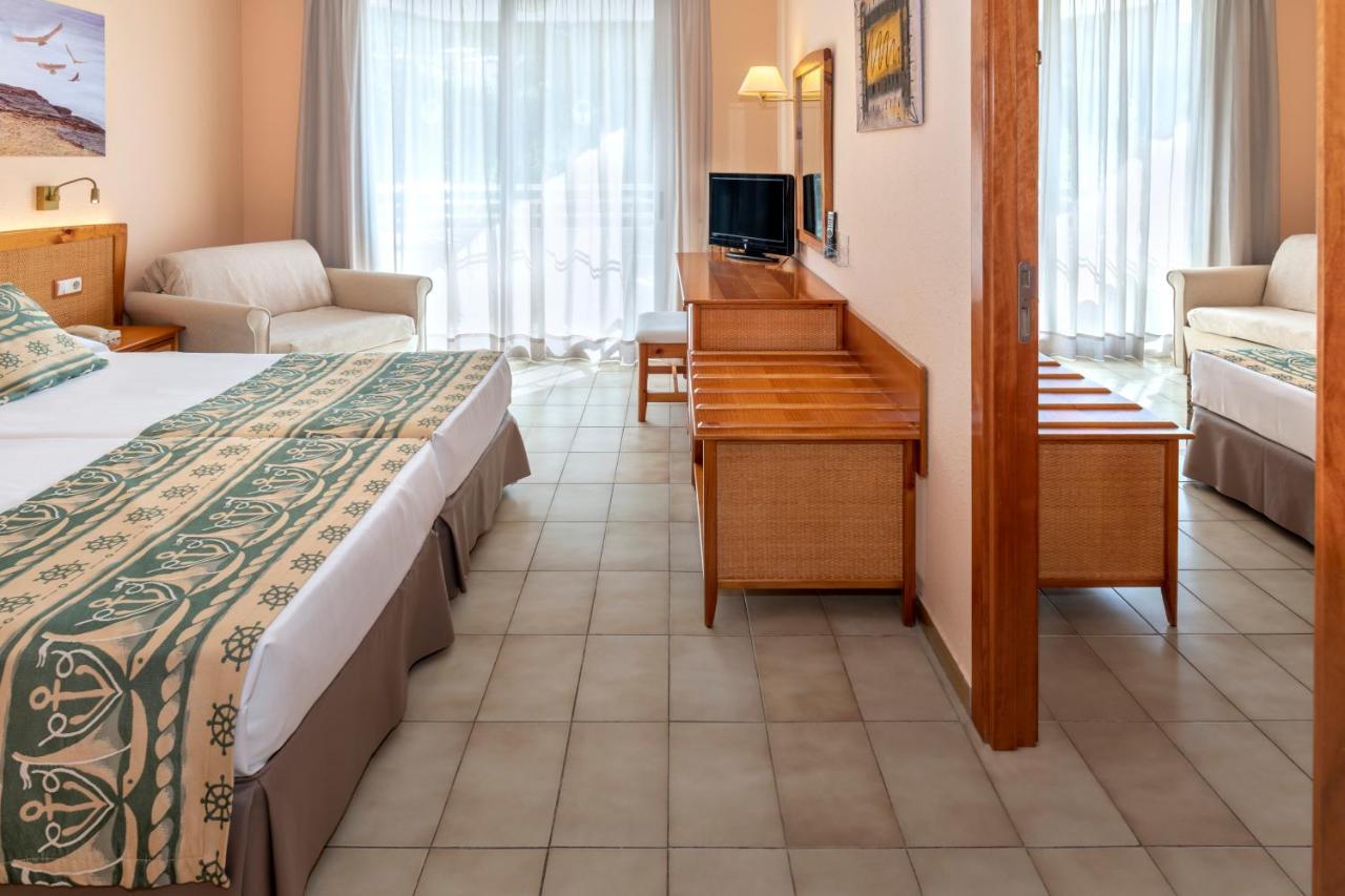 Double or Twin Room with Pool View (2 Adults + 1 Child),1431995473:JPEG