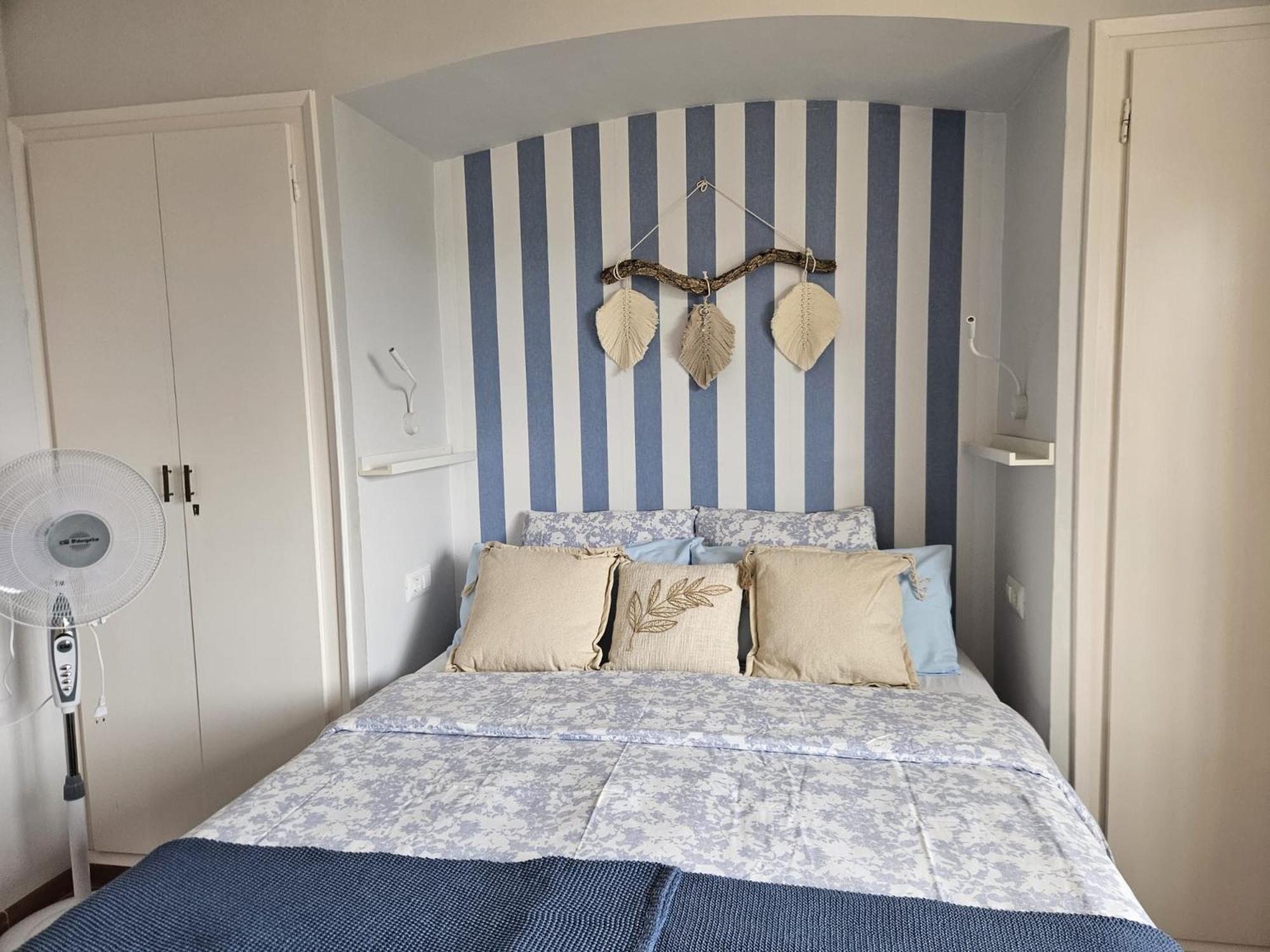 Habitación con cama grande